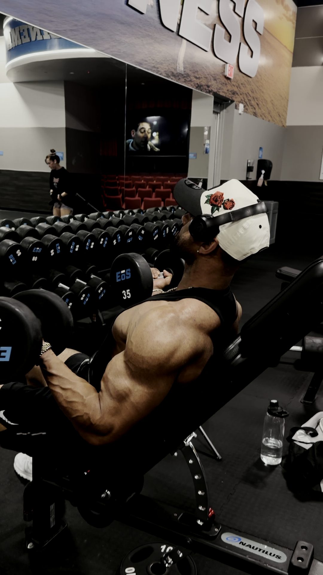 Raudel Flores entrenando con mancuerna en el gimnasio.