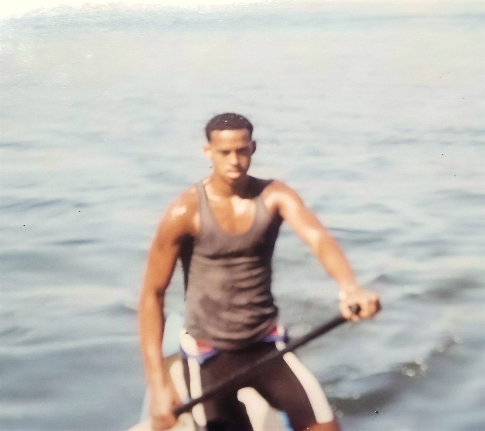 Raudel Flores de joven, en el agua durante sus años de deporte competitivo. Foto de archivo restaurada.