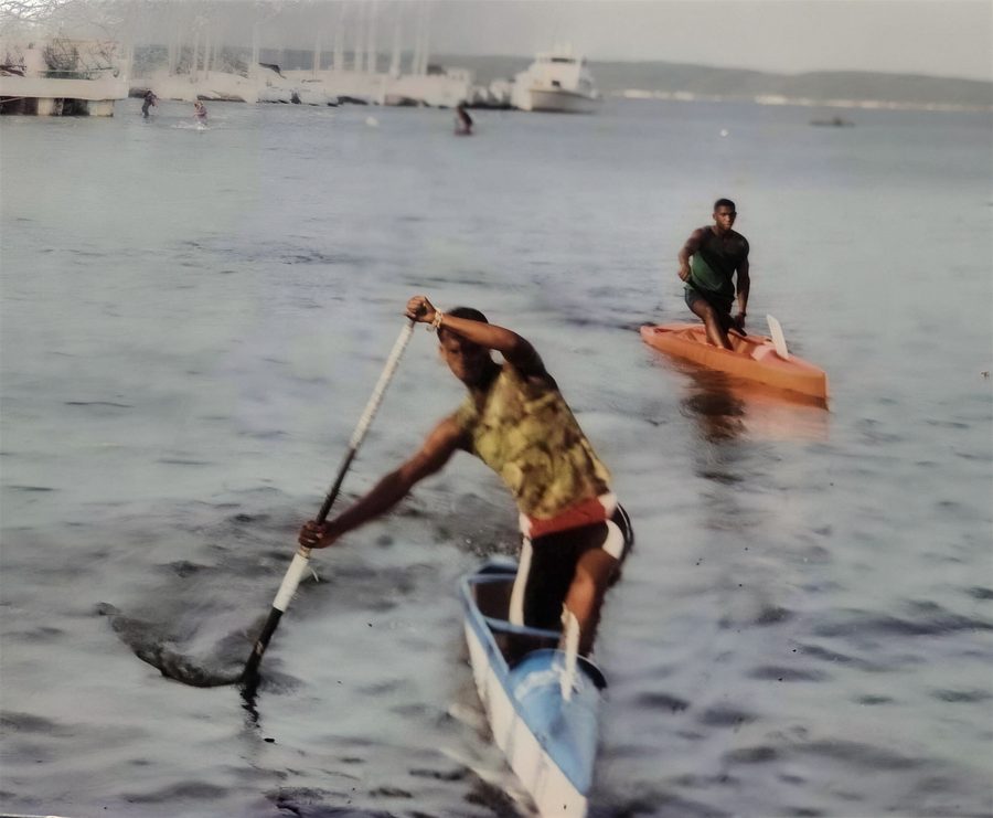Raudel Flores en plena competencia, en el agua, en sus años de deporte competitivo. Foto de archivo restaurada.