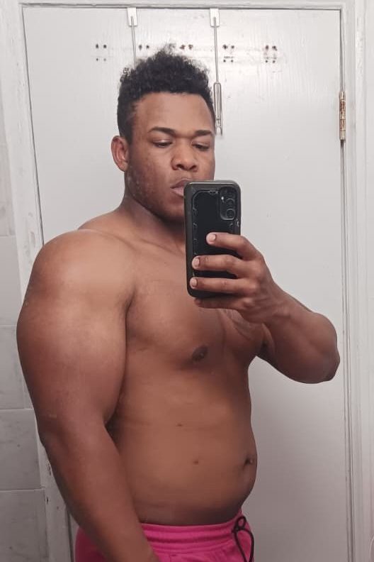 Chandry antes del proceso con Raudel Flores: buena base muscular pero con grasa acumulada en el abdomen.