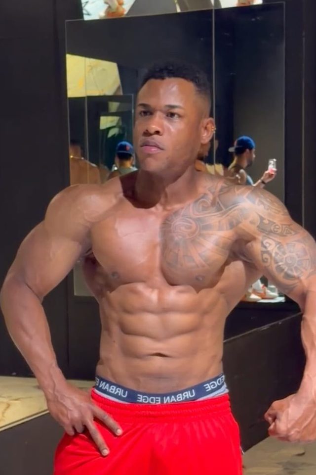 Chandry después: alrededor de 12% de grasa corporal, preparándose para competir en Men's Physique.
